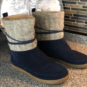 TOMS Nepal Blue suede with cable knit tops size 9